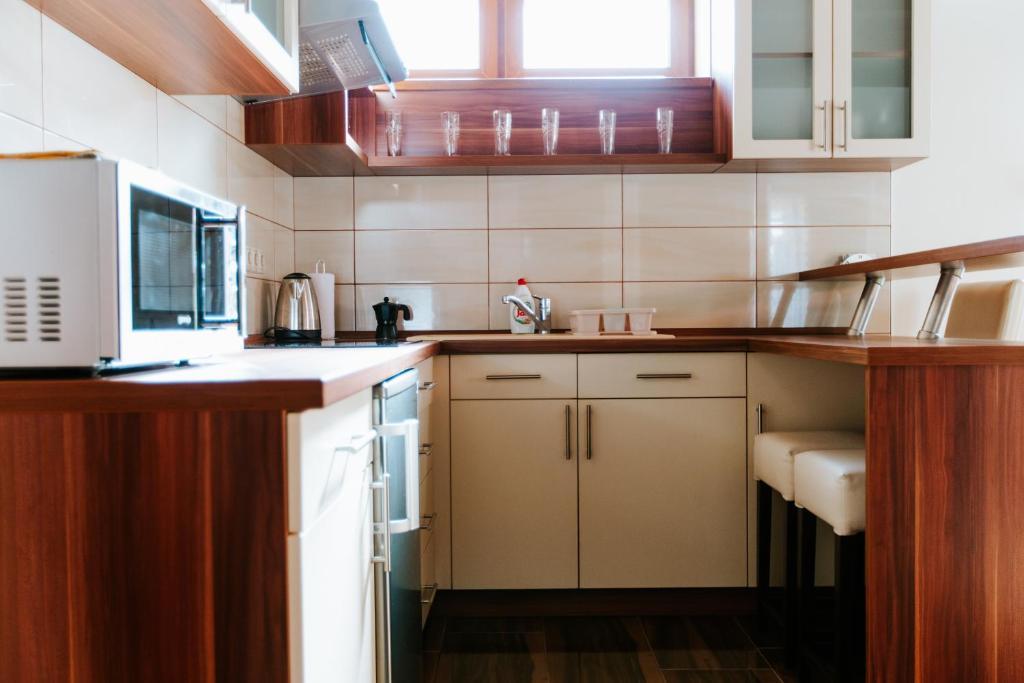 Kuchyň nebo kuchyňský kout v ubytování Németh Apartmanházak