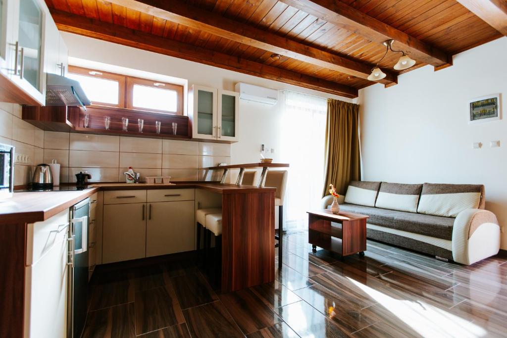 Kuchyň nebo kuchyňský kout v ubytování Németh Apartmanházak