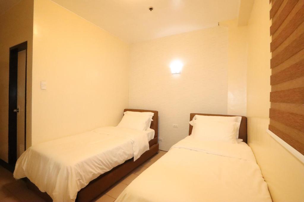 Postel nebo postele na pokoji v ubytování Leo Hotel - Lifestrong Property Inc