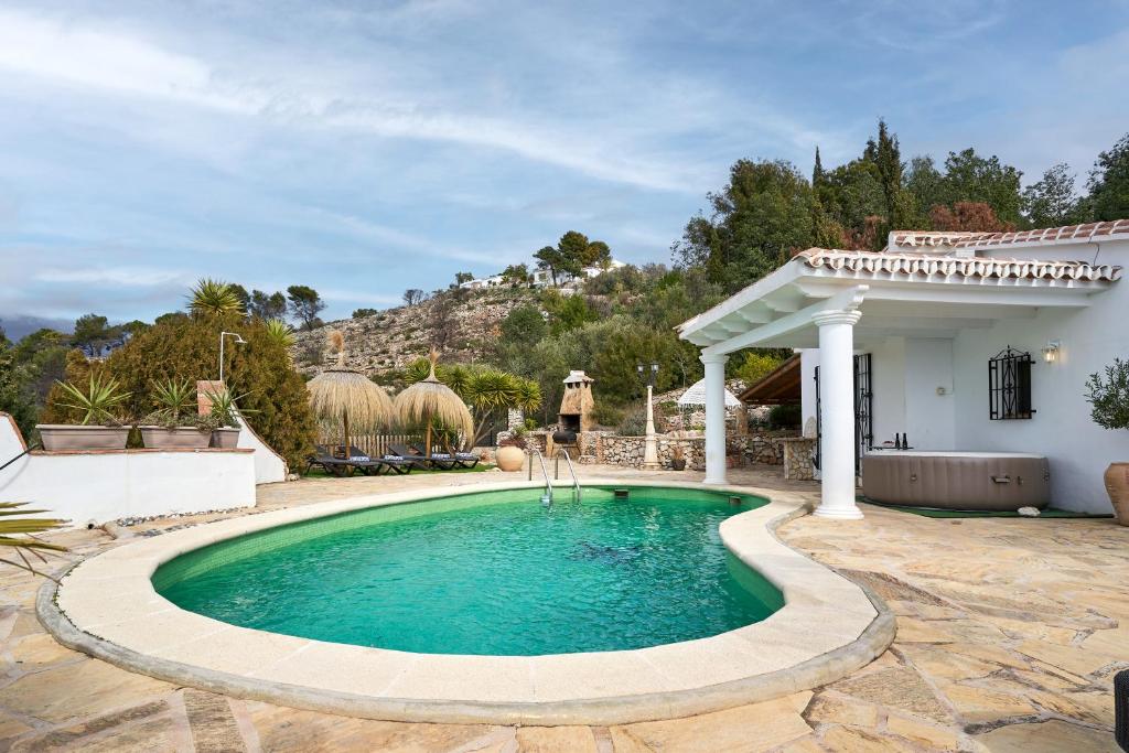 una piscina in un cortile con una casa di Marvellous Private Villa Cómpeta a Cómpeta