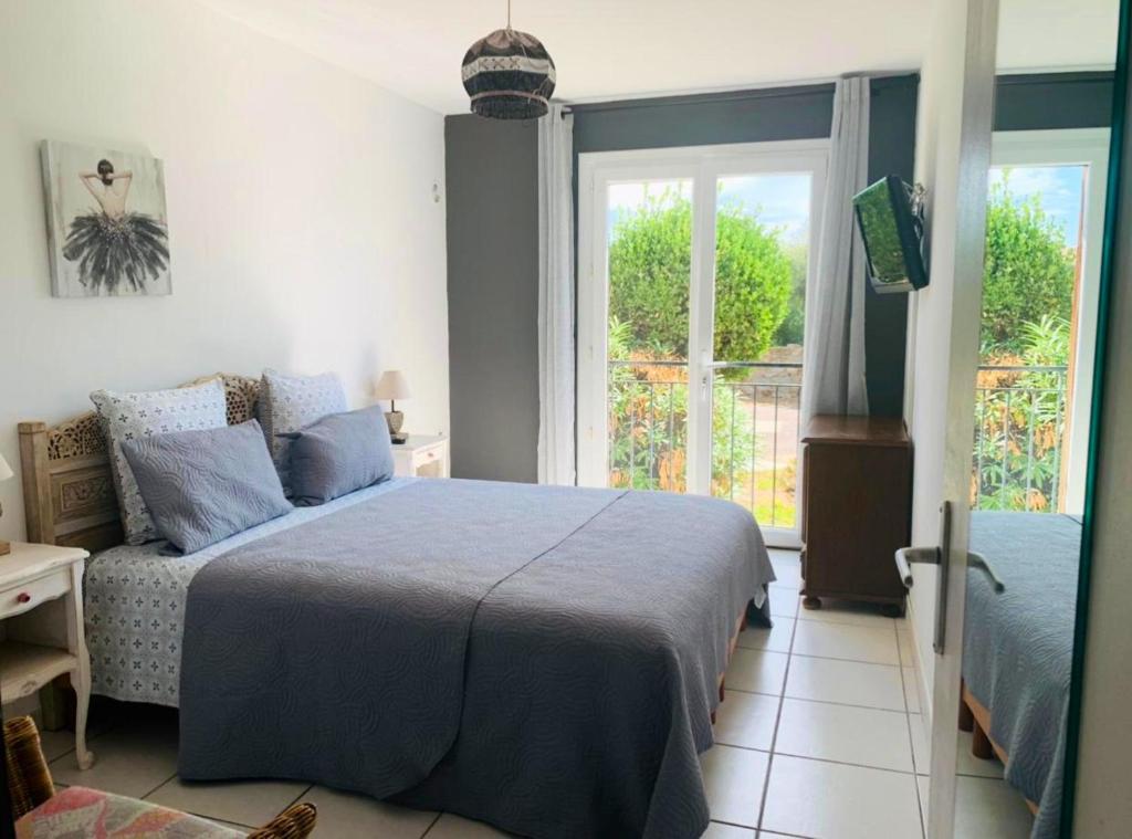 Appartement de 3 chambres avec vue sur la ville et wifi a LIle Rousse a 1 km de la plage