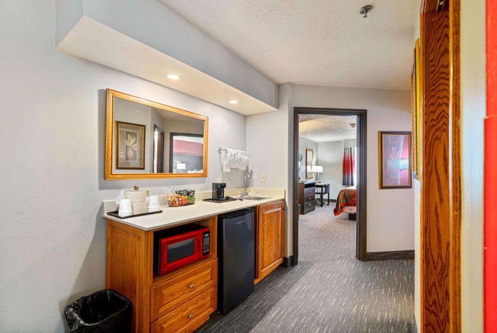 Ramada by Wyndham Sioux Falls Airport - Waterpark Resort & Event Center photo
