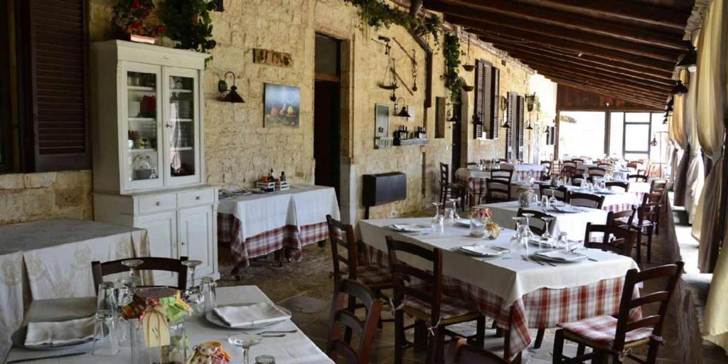 A restaurant or other place to eat at Agriturismo Masseria Alberotanza