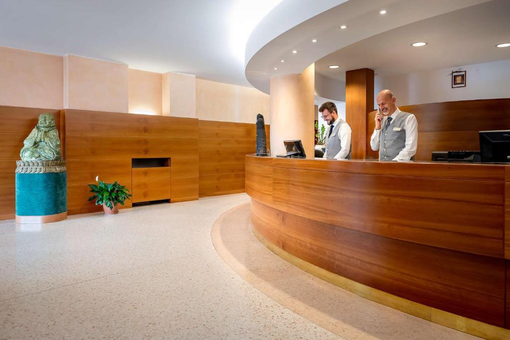 Členové personálu v ubytování Best Western Cavalieri Della Corona