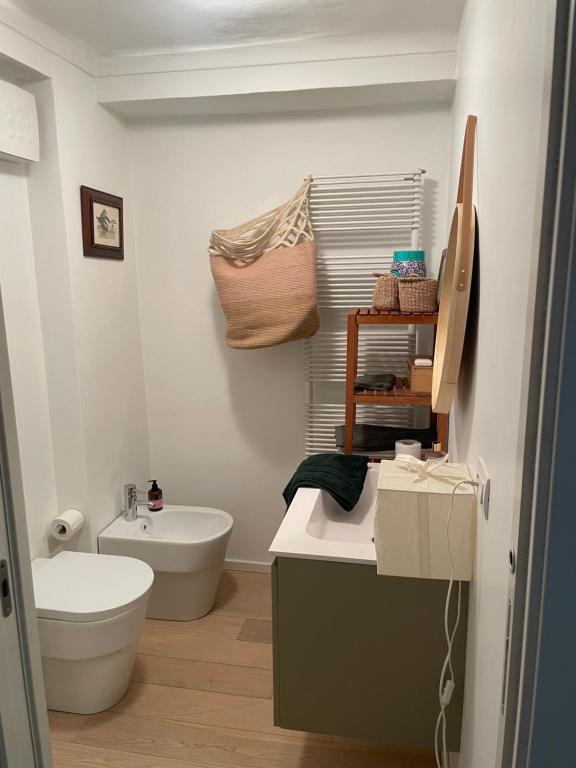 uma casa de banho com um lavatório, um WC e uma banheira em Loft Crimea con patio em Turim