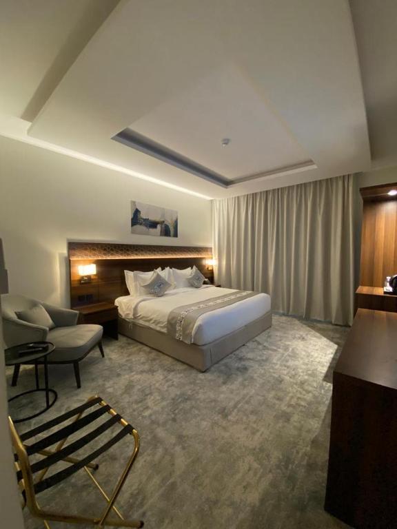 فندق اسين في المدينة المنورة: غرفه فندقيه بسرير وكرسي