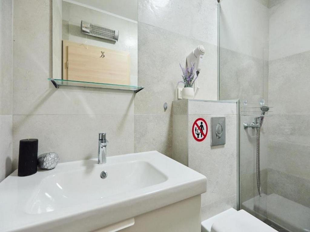 Palm Tree Apartments - 9