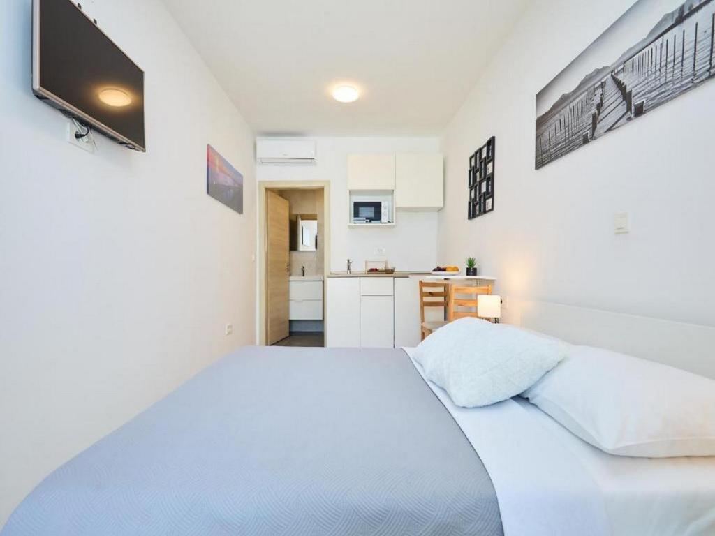 Palm Tree Apartments - 8