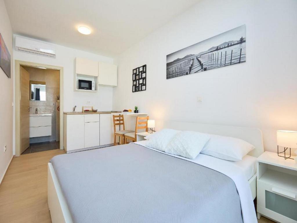 Palm Tree Apartments - 5