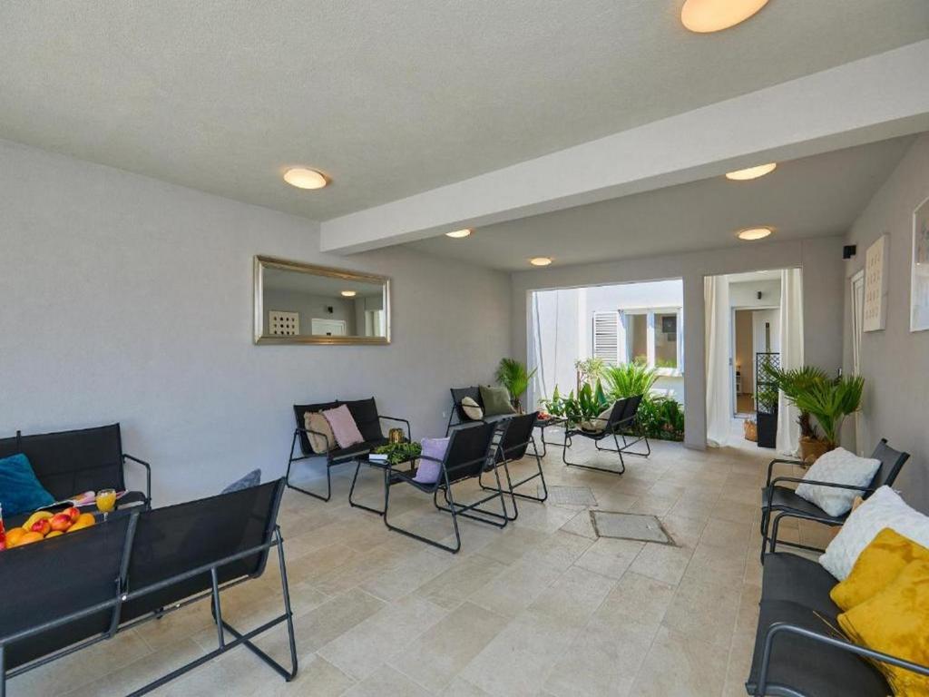 Palm Tree Apartments - 13