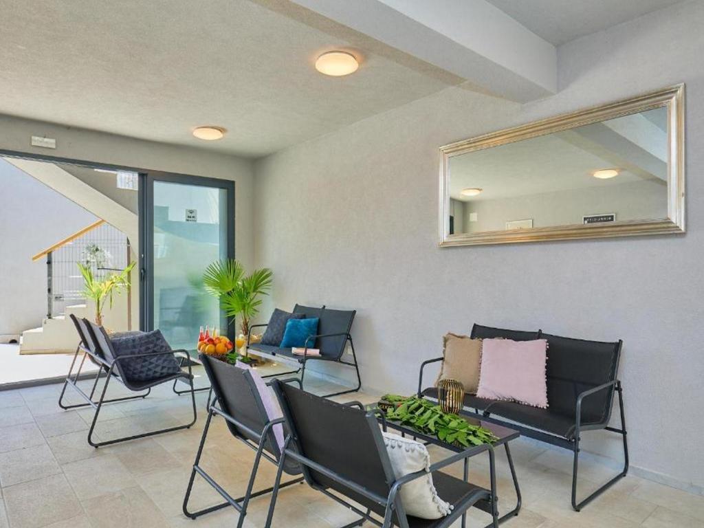 Palm Tree Apartments - 14