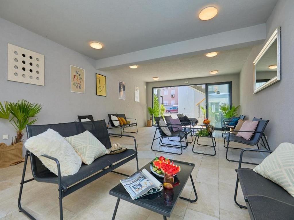 Palm Tree Apartments - 3