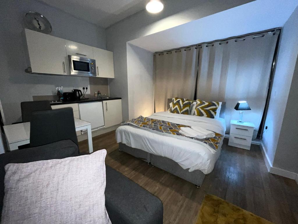 een slaapkamer met een bed en een woonkamer bij Moorfield Liverpool City Studios in Liverpool