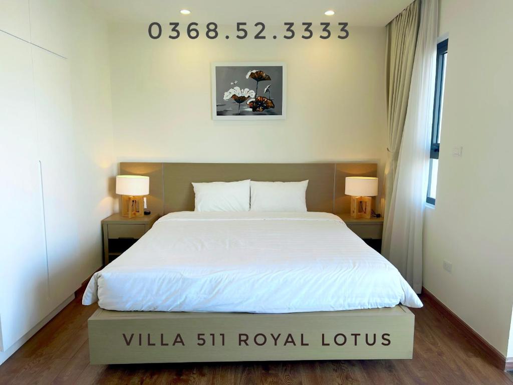 um quarto com uma grande cama branca e 2 candeeiros em Chuỗi Villa 5 Phòng Ngủ Căn 410-409-308 Royal Lotus Hạ Long em Ha Long