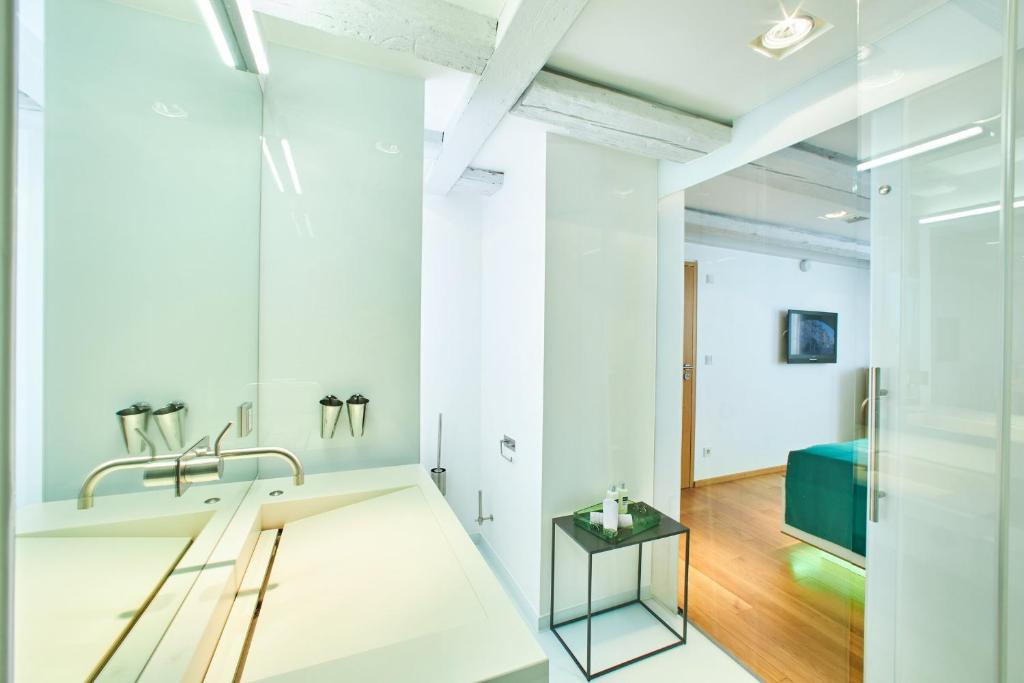 TV a/nebo společenská místnost v ubytování Hotel Max am See