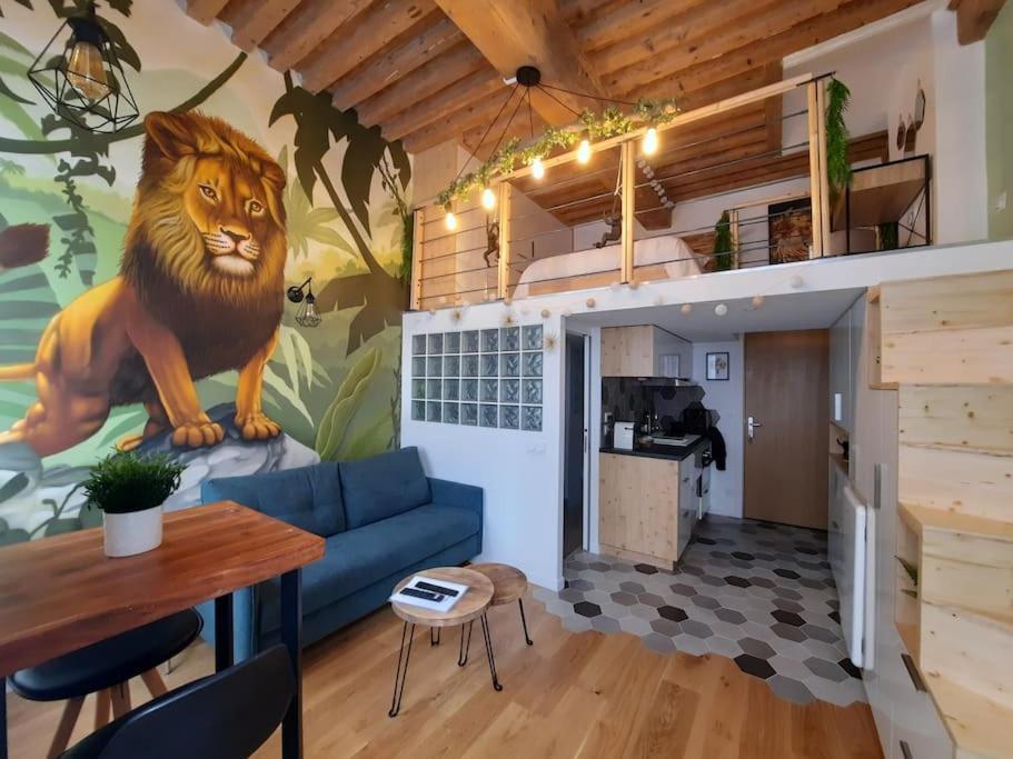 - un salon orné d'une fresque murale représentant un lion dans l'établissement Pentes de la Croix-Rousse Le Lyon d'or, à Lyon