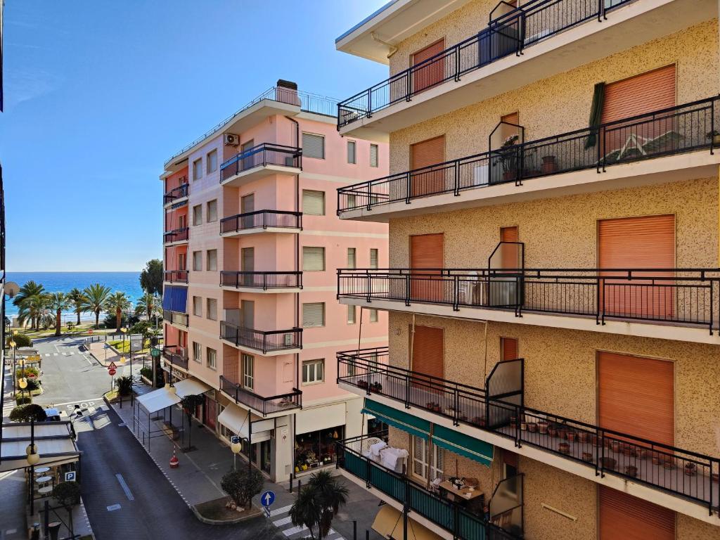 apartamentowiec z balkonem i ulicą w obiekcie Doria 28 by Tempovacanza w mieście Marina dʼAndora