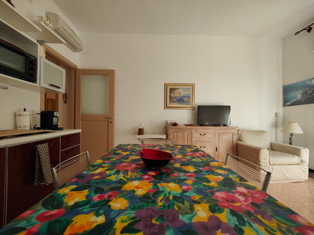 Telewizja i/lub zestaw kina domowego w obiekcie Doria 28 by Tempovacanza