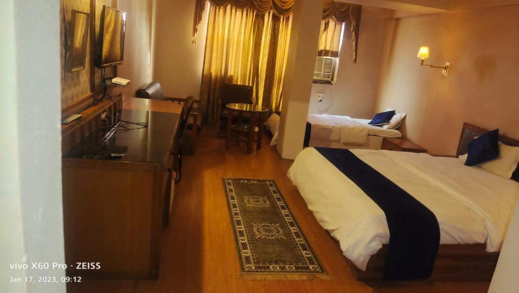 Habitación de hotel con cama, vestidor y dormitorio en Hotel Shiva's Regency, en Bikaner