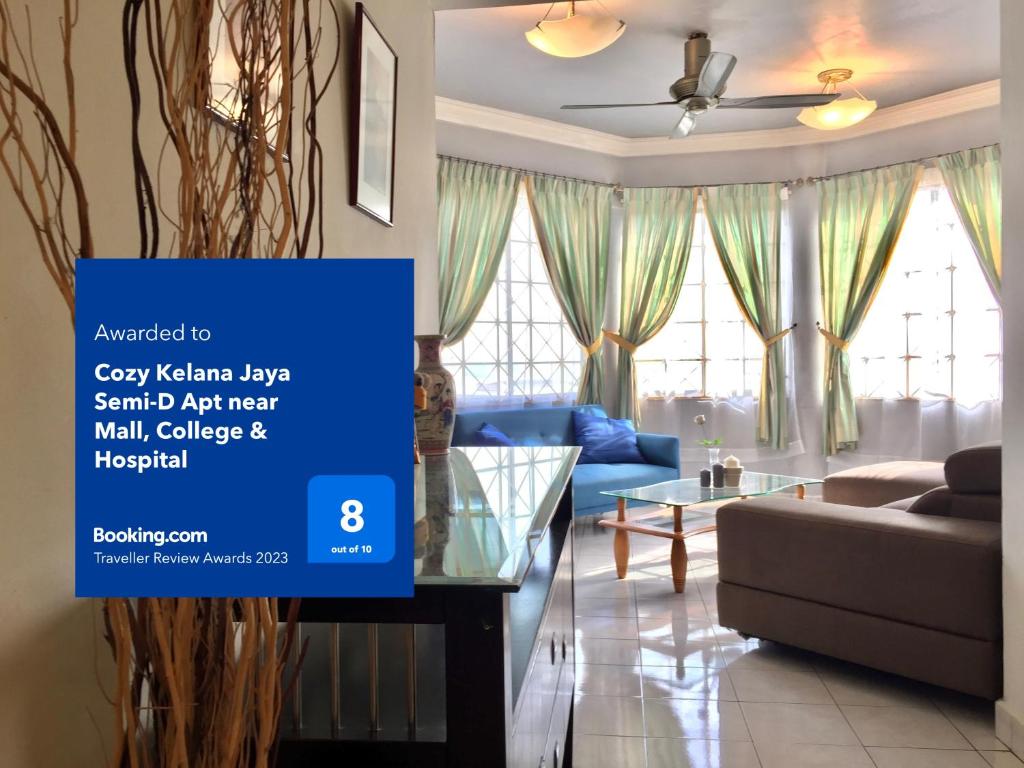Cozy Kelana Jaya Semi-D Apt near Mall, College & Hospital في بيتالينغ جايا: غرفة معيشة مع أريكة وطاولة