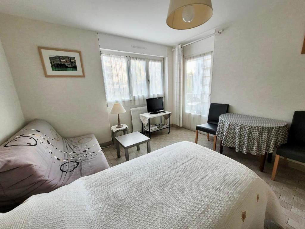 Posteľ alebo postele v izbe v ubytovaní T1 Bis confortable, animaux acceptés, balcon, parking inclus - FR-1-555-76