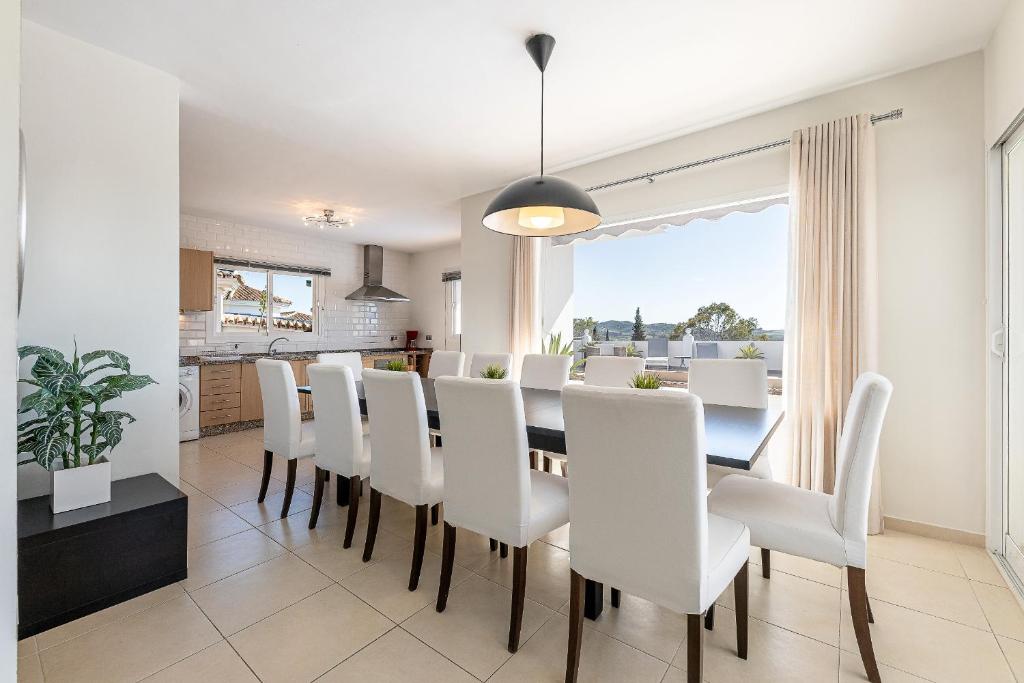 Kuchyňa alebo kuchynka v ubytovaní Stunning 6 Bed Villa Private Pool Mijas Gol