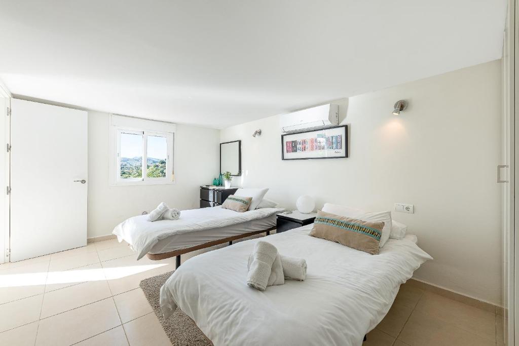 Posteľ alebo postele v izbe v ubytovaní Stunning 6 Bed Villa Private Pool Mijas Gol