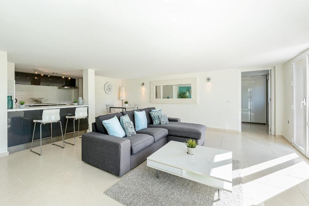 Kuchyňa alebo kuchynka v ubytovaní Stunning 6 Bed Villa Private Pool Mijas Gol