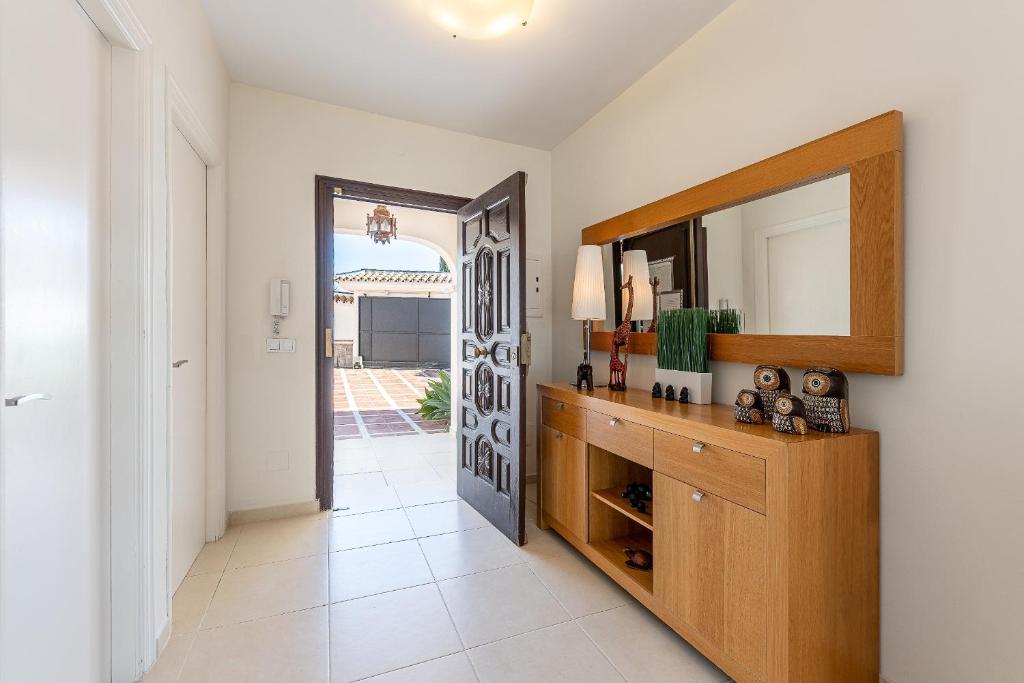 Kuchyňa alebo kuchynka v ubytovaní Stunning 6 Bed Villa Private Pool Mijas Gol