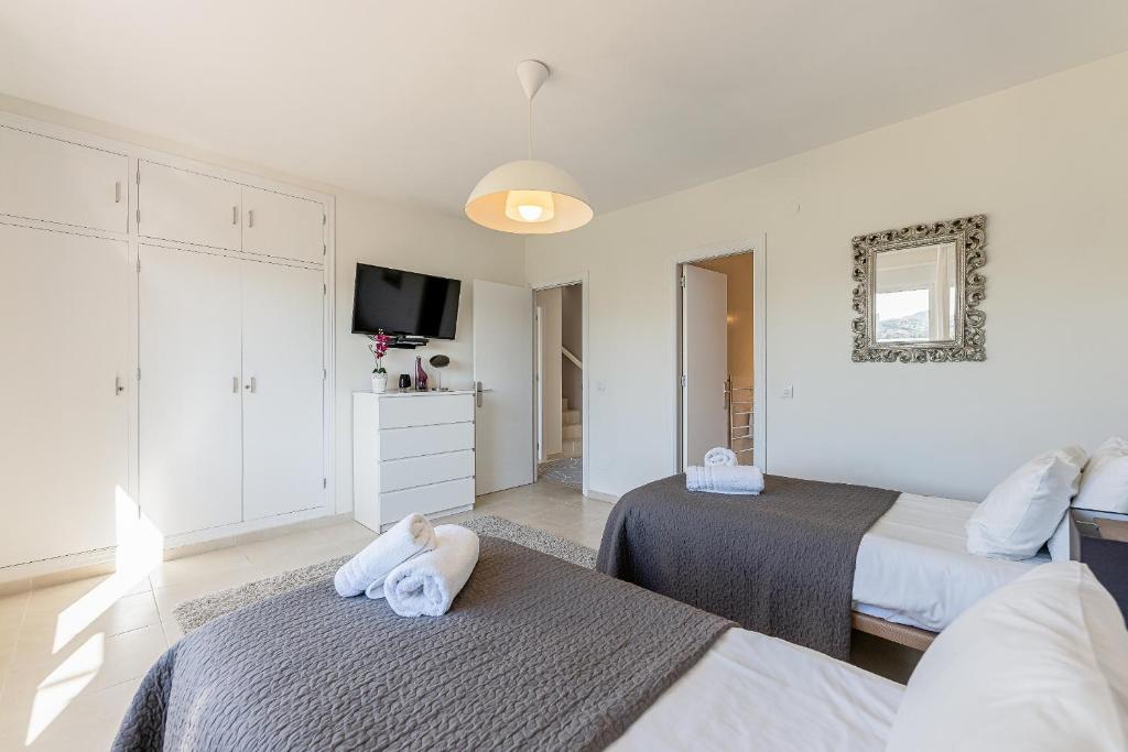 Posteľ alebo postele v izbe v ubytovaní Stunning 6 Bed Villa Private Pool Mijas Gol