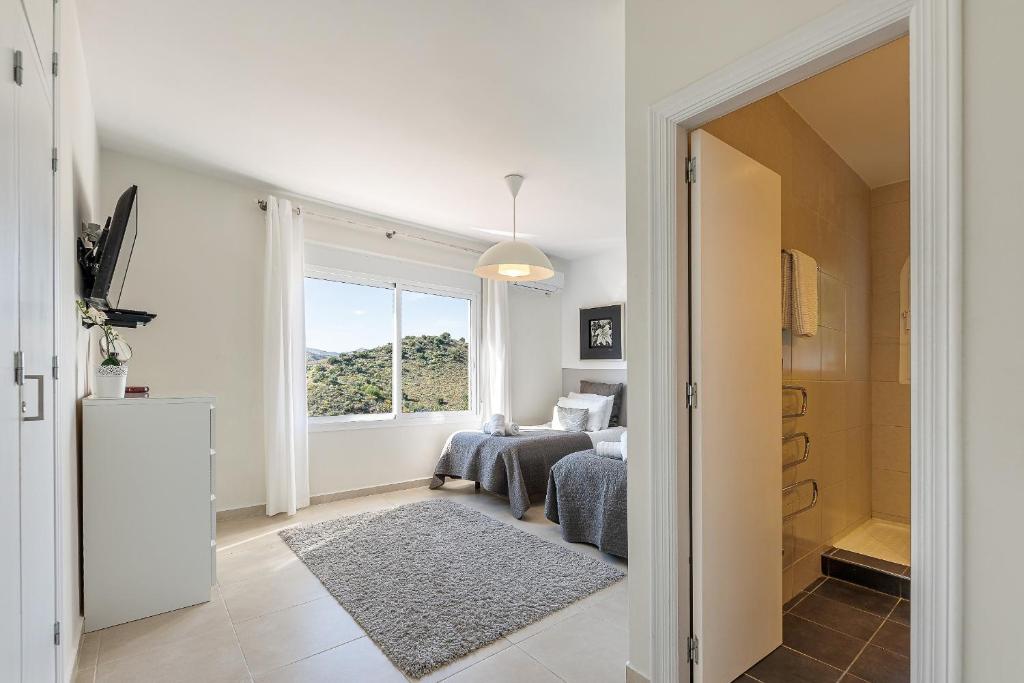 Posteľ alebo postele v izbe v ubytovaní Stunning 6 Bed Villa Private Pool Mijas Gol