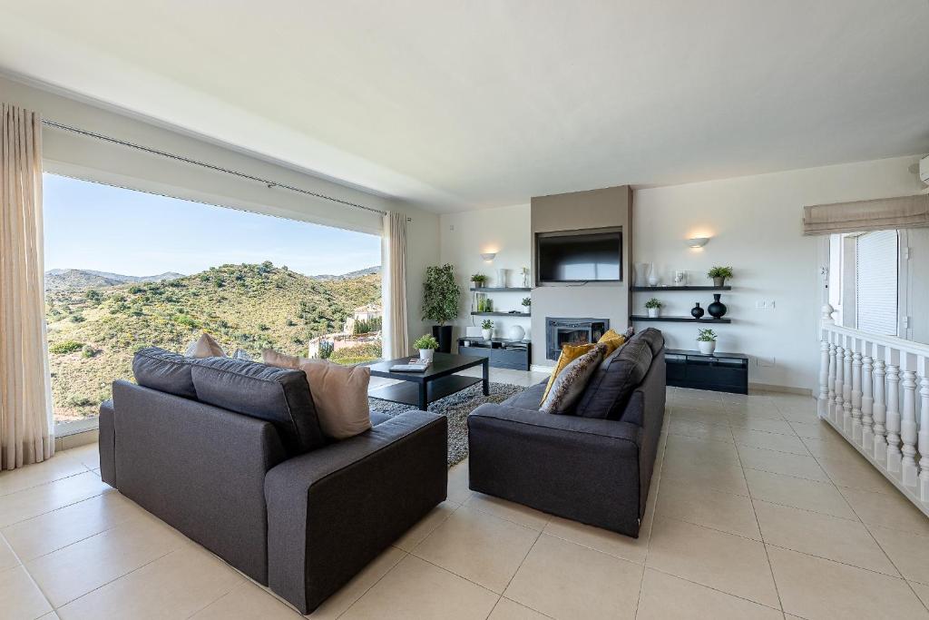 Posedenie v ubytovaní Stunning 6 Bed Villa Private Pool Mijas Gol