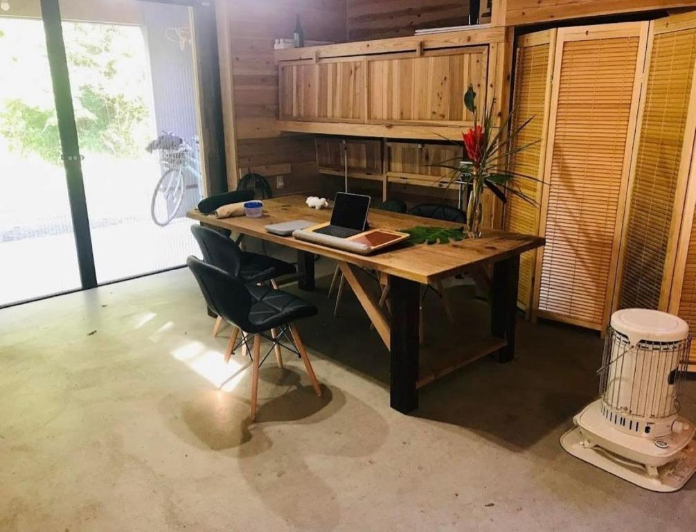 uma secretária de madeira com um computador portátil num quarto em Eco Lodge Moss Tasha - Vacation STAY 39871v em Yakushima