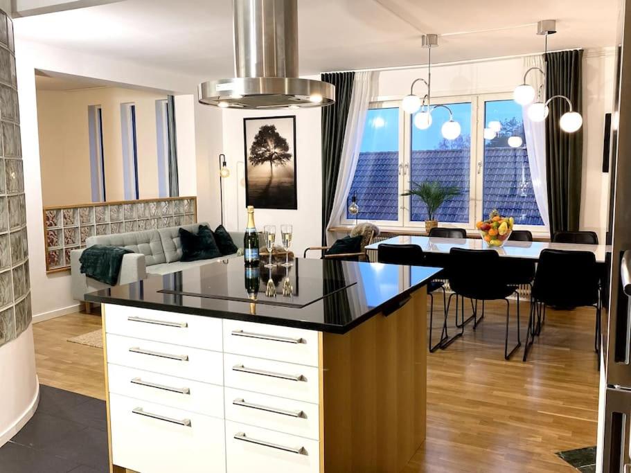 cocina y sala de estar con mesa y sofá en Apartment Aekta Studio 3 Gothenburg, en Gotemburgo