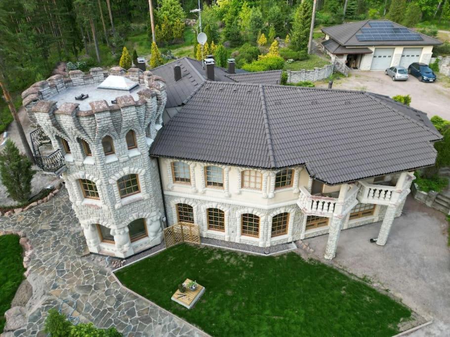 uma vista aérea de uma grande casa com um telhado em Pinecrest Villa - Castle style living on seaside em Porvoo