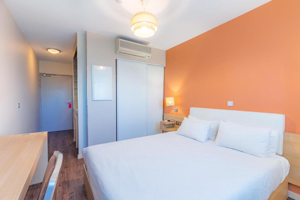Postel nebo postele na pokoji v ubytování Appart’City Confort Montpellier Ovalie I
