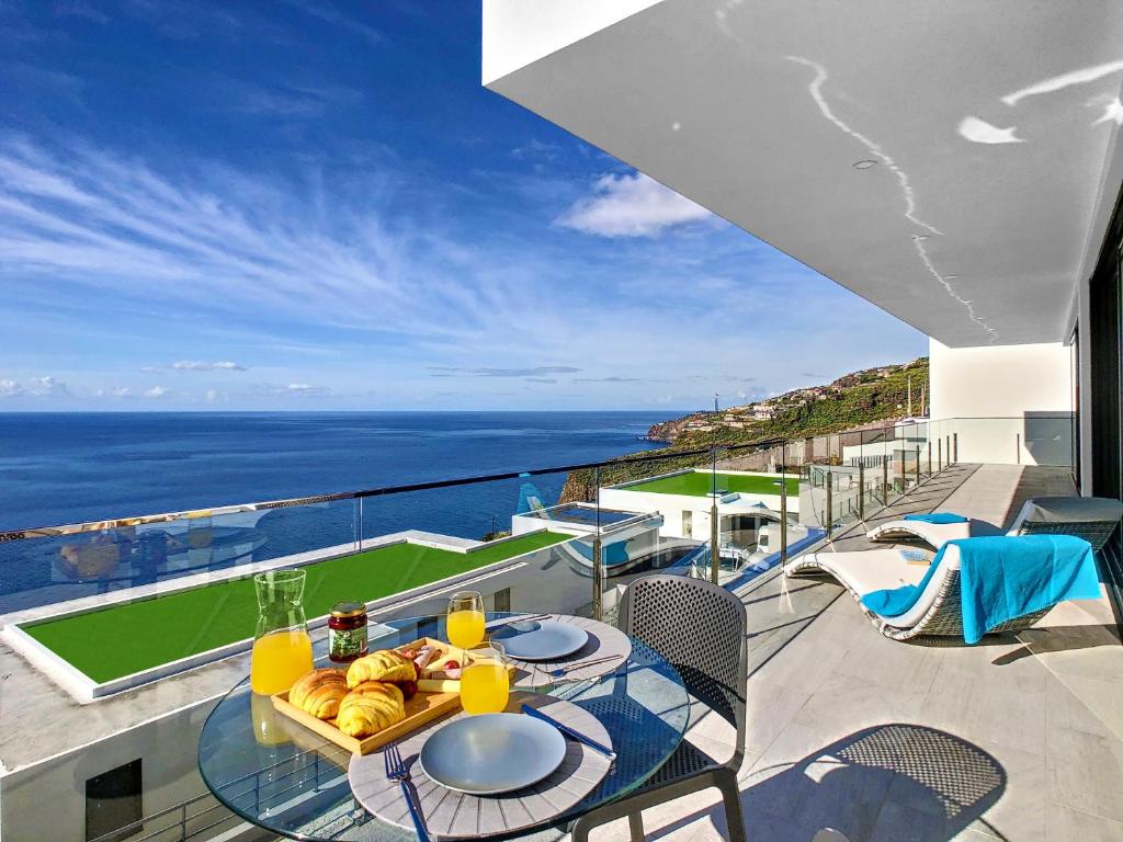 Un balcón con mesa y vista al mar. en Francelho 1 Apartment by LovelyStay, en Ribeira Brava