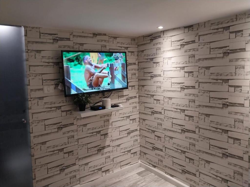 TV a/nebo společenská místnost v ubytování Elven Hotel