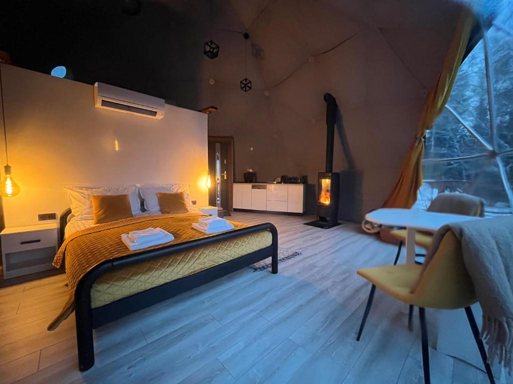 sypialnia z łóżkiem, stołem i krzesłem w obiekcie Epic House w mieście Międzylesie