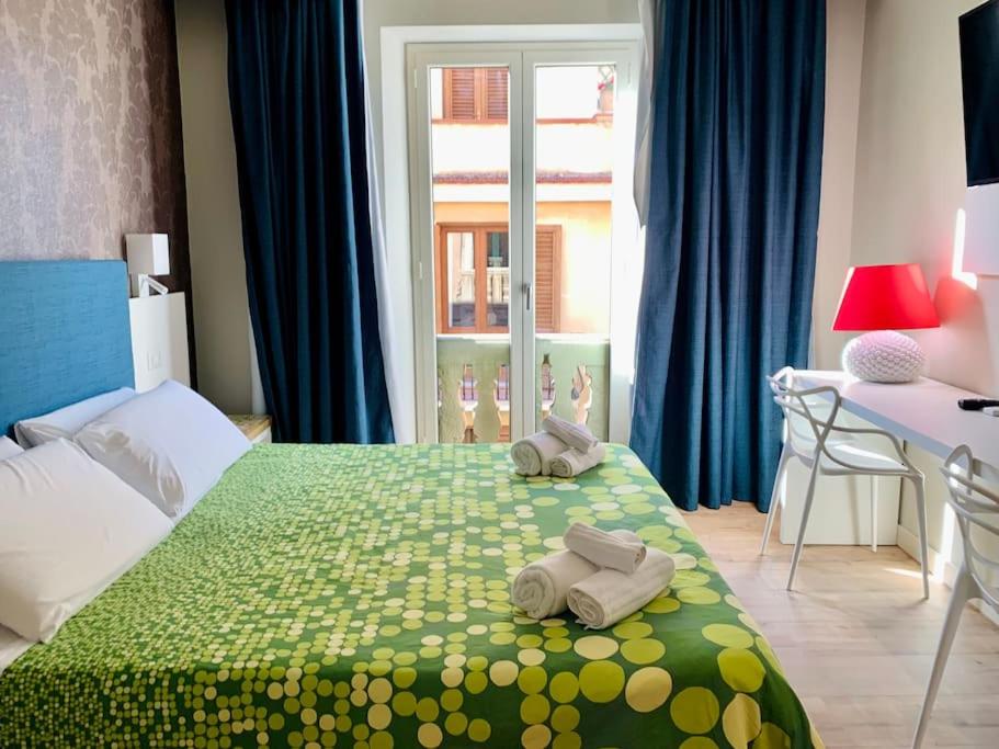 Un pat sau paturi într-o cameră la Alex Charme Central Apartments - Corso Umberto Taormina