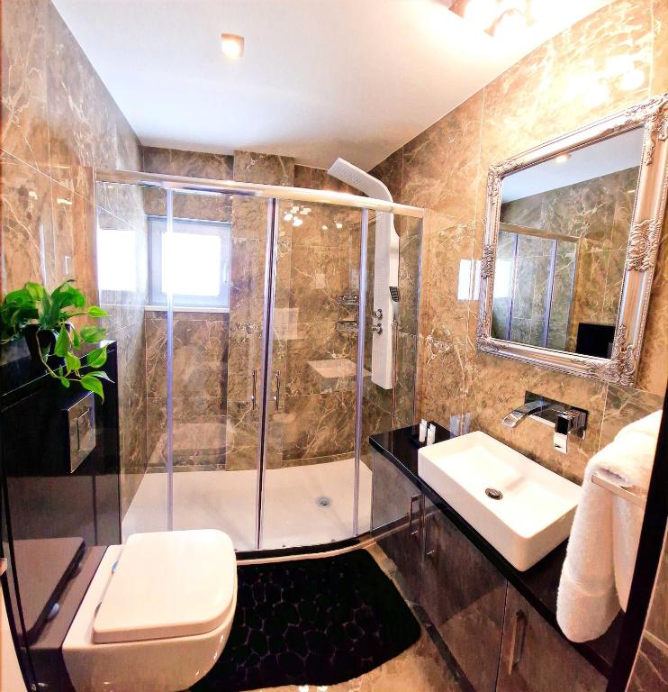 Koupelna v ubytování Sveltos Residence Suites