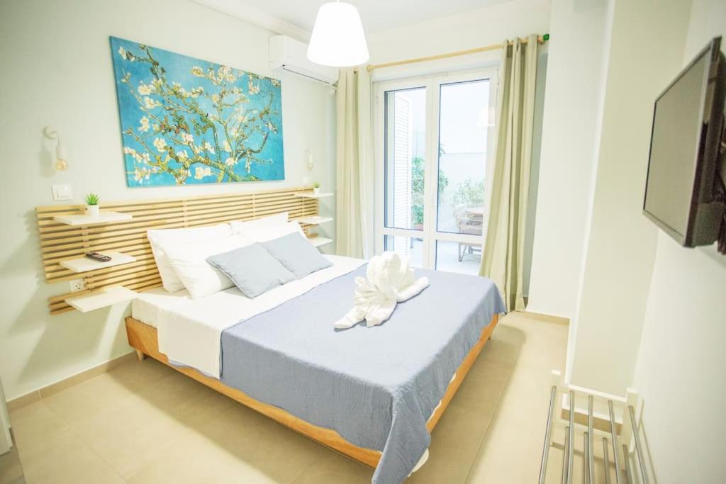 Posteľ alebo postele v izbe v ubytovaní 350m from museum of Acropolis A cozy & quiet house