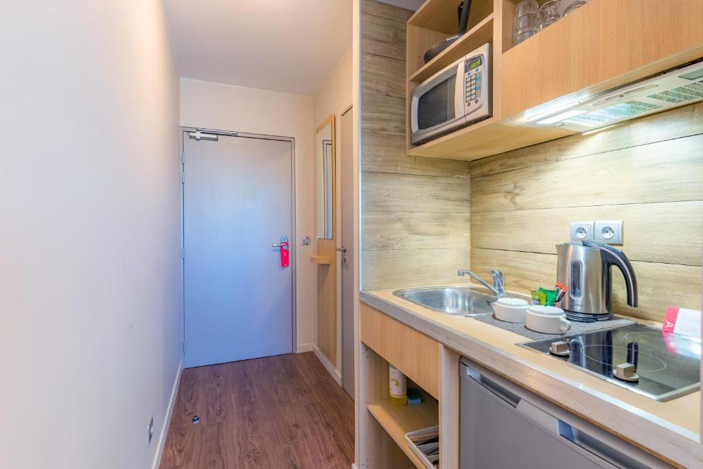 Kuchyň nebo kuchyňský kout v ubytování Appart’City Confort Montpellier Ovalie I