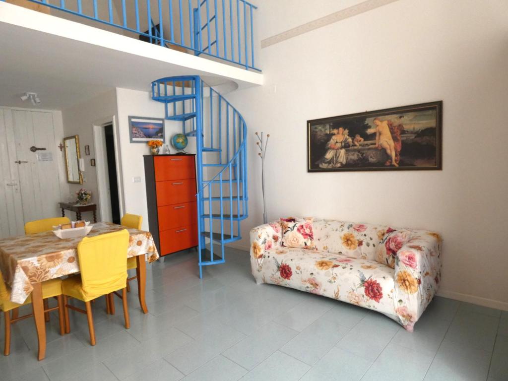 uma sala de estar com um sofá e uma escada azul em House Sasanelli em Bari