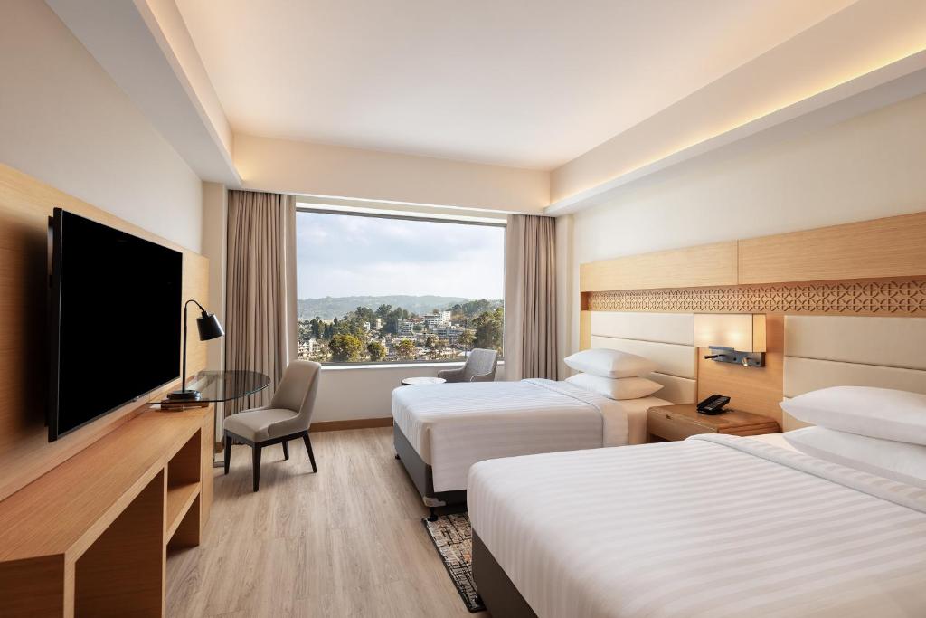 Postel nebo postele na pokoji v ubytování Courtyard by Marriott Shillong