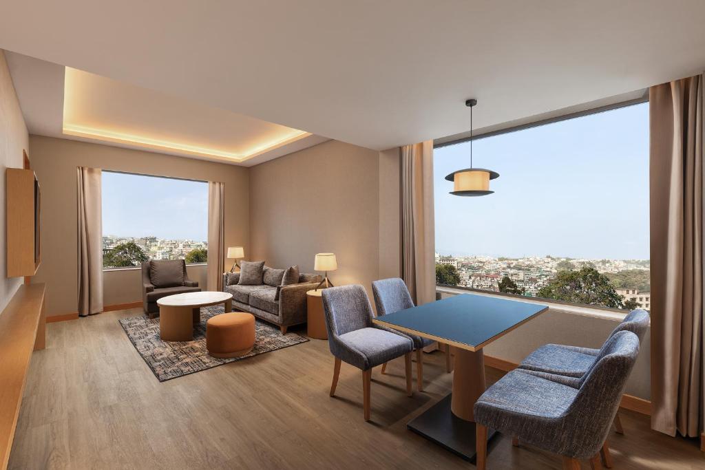 Posezení v ubytování Courtyard by Marriott Shillong