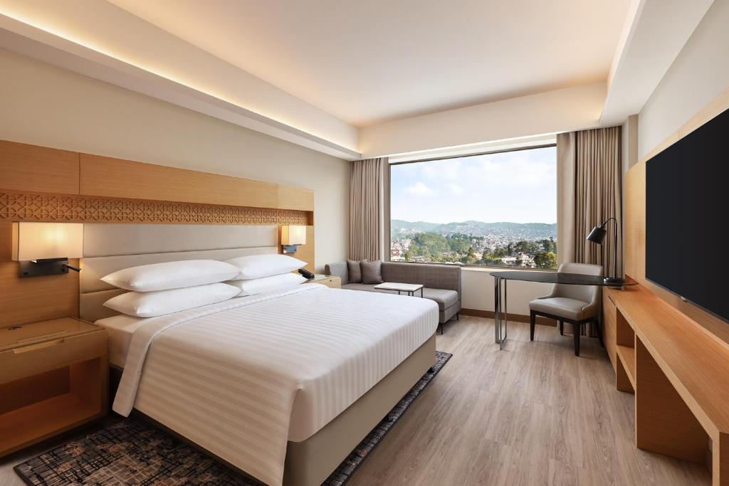 Postel nebo postele na pokoji v ubytování Courtyard by Marriott Shillong