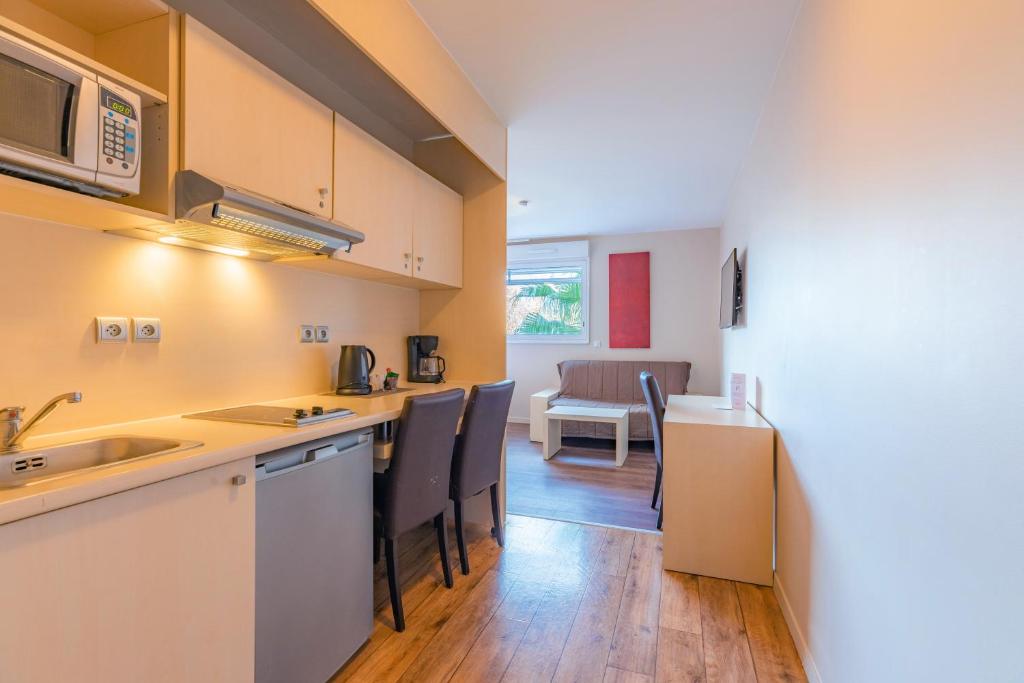 Kuchyň nebo kuchyňský kout v ubytování Appart’City Confort Montpellier Ovalie I