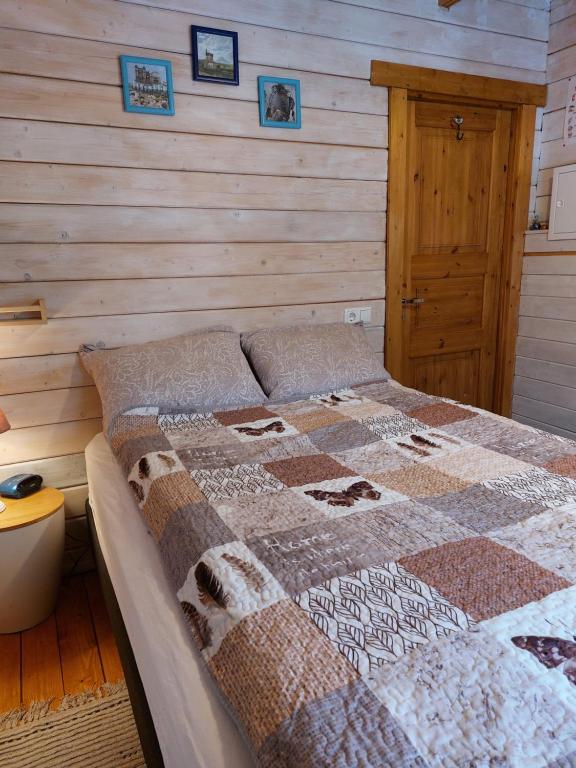 Postel nebo postele na pokoji v ubytování Bakkakot 1 - Cozy Cabins in the Woods