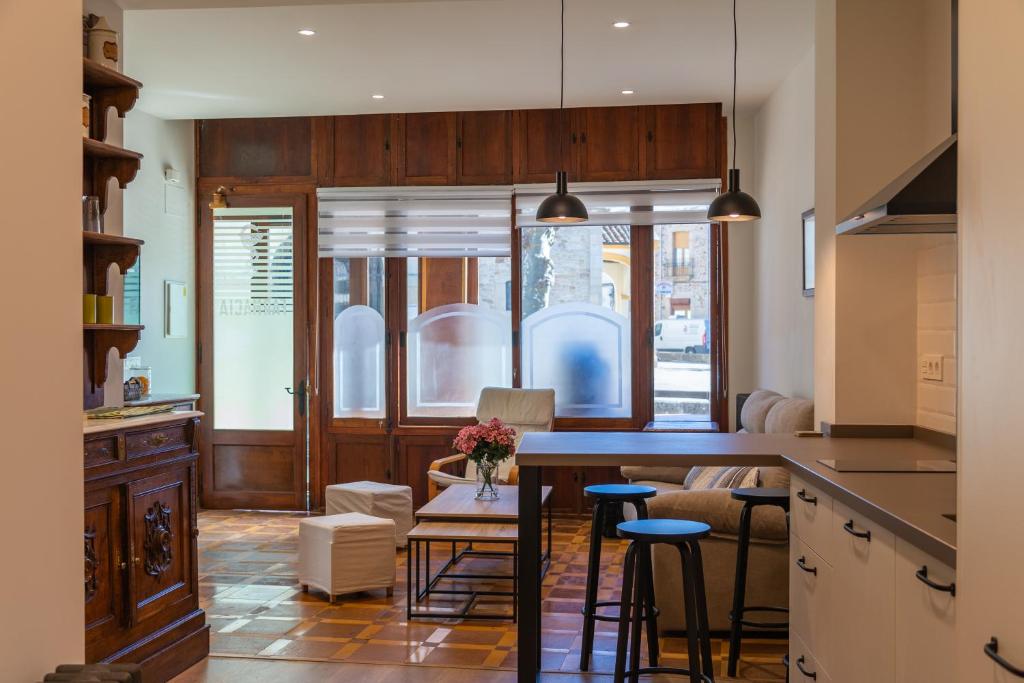 een keuken en een woonkamer met een tafel en stoelen bij Apartamento turístico 'Botica Moro' in Boñar